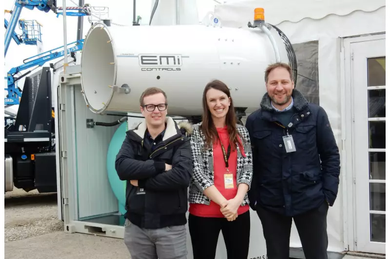 Das sympathische Mawev-Show Stand-Team von Emicontrols, dem Spezialisten für Staubbindemaschinen (v.l.): Kurt Windegger, Monika Zipperle und Diego Anegg.