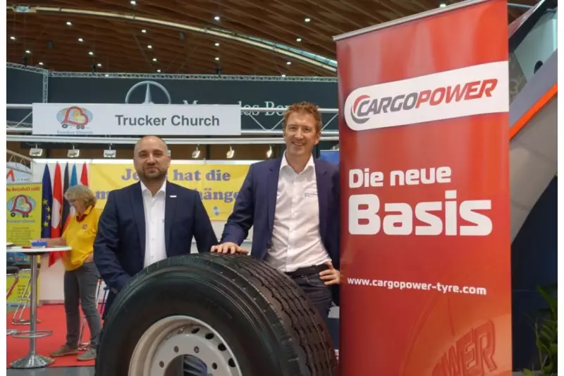 Mike Sobiech (l.), Key Account Manager Trailer- & Nutzfahrzeugreifen, und Henrik Schmudde, Leiter Marketing & PR, begleiteten die Markteinführung des Cargopower, der neuen Basis im Reifenprogramm von Bohnenkamp.