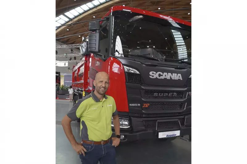 Rene Seckler, Media Relation Manager Scania Deutschland & Österreich, ist zufrieden: Scania präsentierte u. a. mehrere vollelektrische Kundenfahrzeuge und die extra robusten XT Baufahrzeuge. Quelle: David Kern/Treffpunkt.Bau