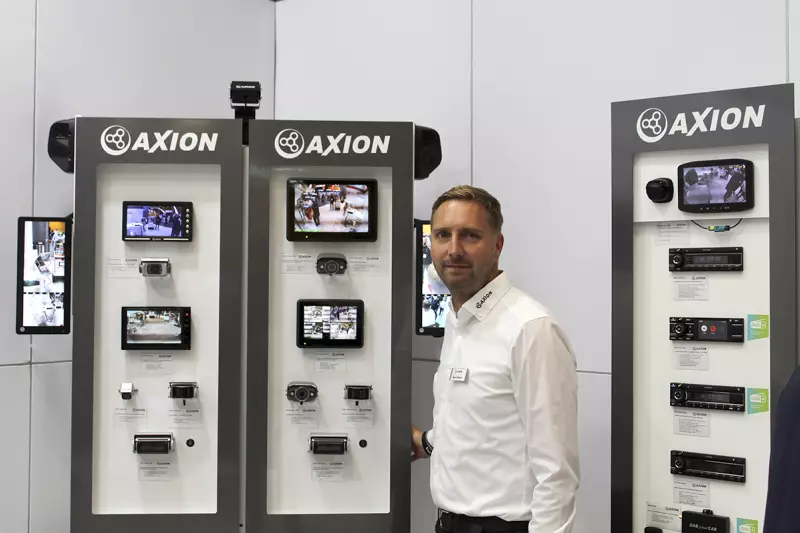 Die Axion AG beschäftigt sich seit über 23 Jahren mit der Sicherheit in sowie rund um Fahrzeuge. Eine Auswahl der Produkte zeigte Dennis Mayer, Vorstand der Axion AG. Quelle: Dieter Arl/Treffpunkt.Bau