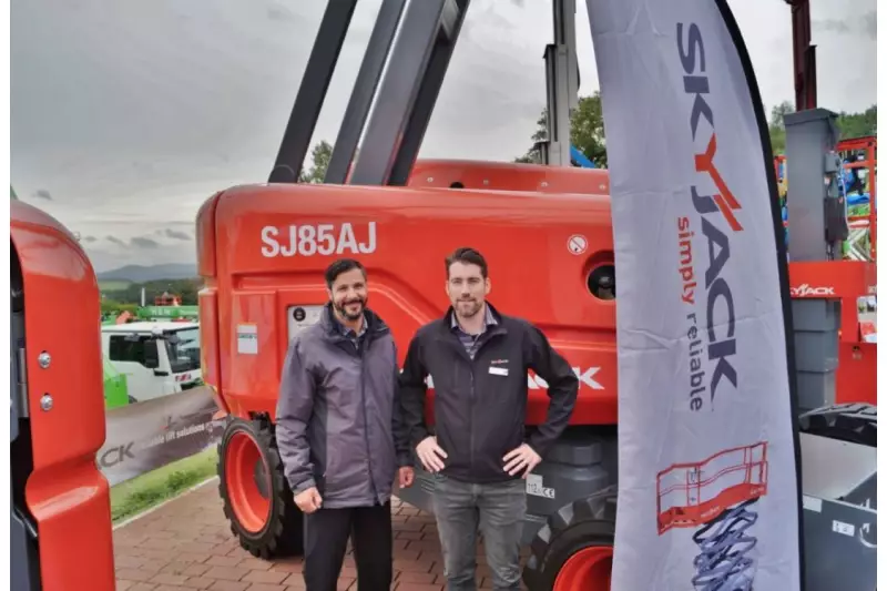 Farid Hammar (l.), technischer Leiter, und Andreas Stumpf, Vertriebs- und Betriebsleiter von Skyjack
Deutschland, vor der neuen Gelenkteleskopbühne
SJ85 AJ mit Allradantrieb und einer Arbeitshöhe
von 27,91 m.