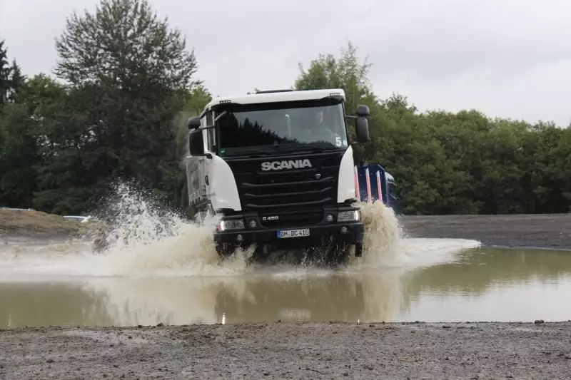 Auch die Wasserdurchfahrt in schwerem Gelände stellte
für die Scania LKW kein Problem dar.