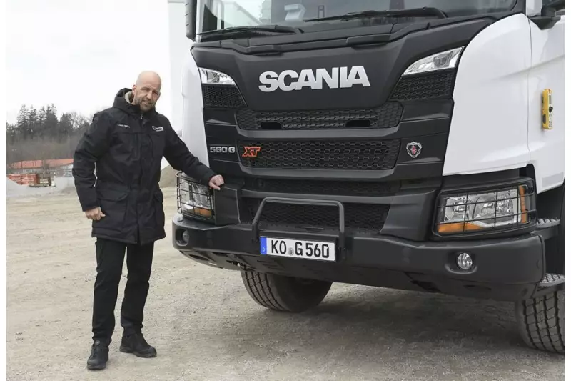 Scania Press Test Officer René Seckler brachte den Super XT 560 G 6x4 zu Treffpunkt.Bau nach Kempten.