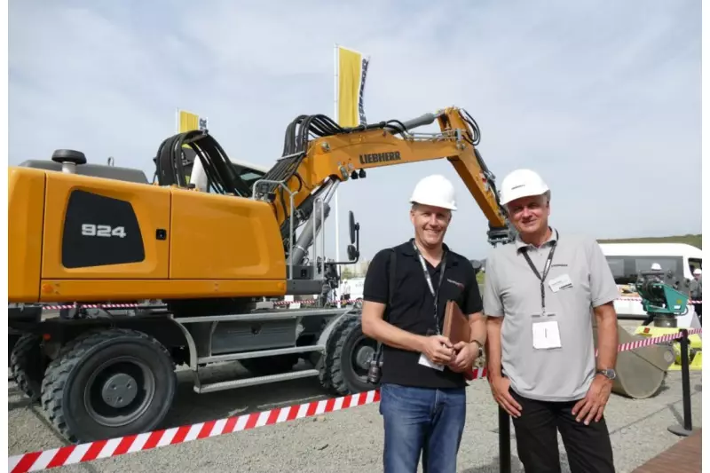 Dr. Gerold Dobler (r.), Leiter Unternehmenskommunikation Liebherr, und Bernd Mair, Geschäftsführer Treffpunkt.Bau, vor dem neuen A 924 Litronic, der die Anforderungen der Abgasstufe IV / Tier 4f erfüllt.