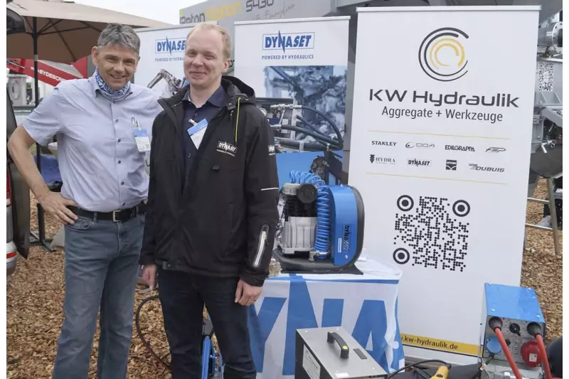 (V.l.) Tobias Schengber, Sales Engineer Dynaset, und Stefan Langbein, Geschäftsführer KW Hydraulik, zeigten unter anderem eine neue hydraulische Recycling-Vakuumschaufel. Quelle: Treffpunkt.Bau