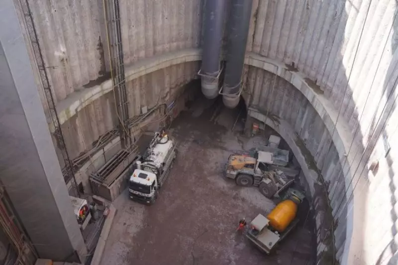 Blick in eine der vier im Bau befindlichen Tunnelröhren auf der Baustelle.