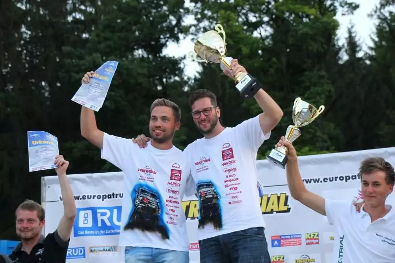 V.l.n.r.: Jonny Stumpp und Marcel Schoch freuen sich, den Pokal erneut nach Lauchheim geholt zu haben.
