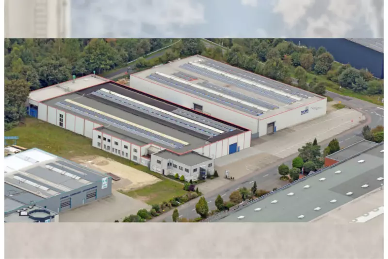 Das Firmengelände der Tuchel Maschinenbau GmbH in Salzbergen: Auf rund 6.000 m² Hallenfläche werden die qualitativ hochwertigen Kehrmaschinen, Schneeschilder und Fahrzeuge produziert. 2018 erwirtschaftete das Unternehmen einen Umsatz von knapp 13 Millionen Euro.