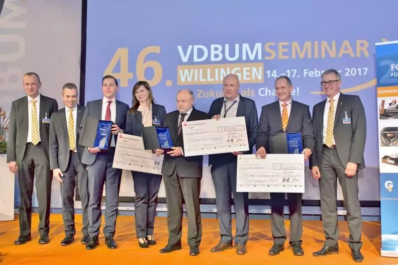 Die VDBUM-Vorstandsmitglieder Dirk Bennje (1.v.l.), Prof. Dr. Jan Scholten (2.v.l.) und Peter Guttenberger (r.) zeichneten die diesjährigen Gewinner des VDBUM-Förderpreises aus (v.l.):  Volker Zettl und Anja Wiehoff  (Atlas Copco), Peter Schmitt (Schmitt Baumaschinen) und Torsten Sennenberg (SPS) sowie Manfred Brunner (Gollwitzer).