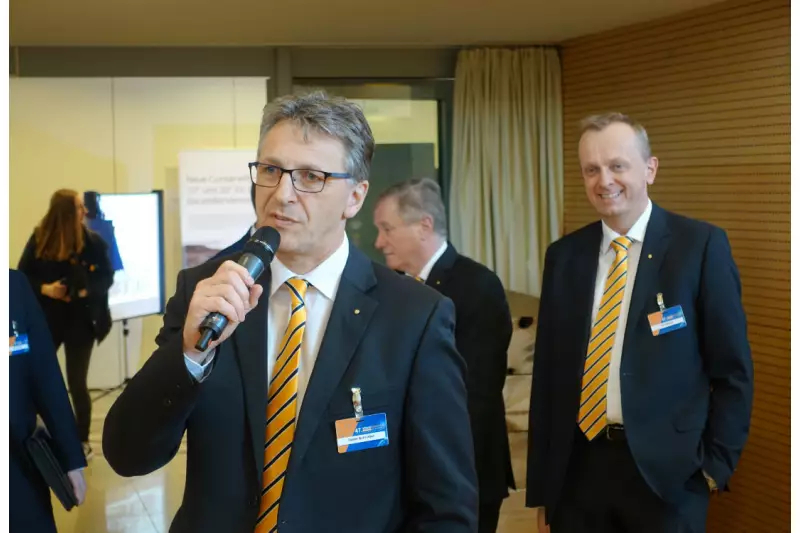 VDBUM-Geschäftsführer Dieter Schnittjer begrüßte die Journalisten zum Rundgang durch die Fachausstellung. Dirk Bennje (re.) und die anderen Mitglieder des Vorstands nahmen ebenfalls daran teil und beantworteten Fragen der Fachpresse.