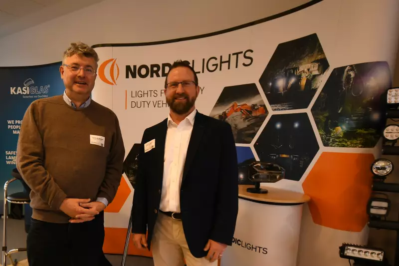 Bei Nordic Lights strahlen nicht nur die LEDs. Laut Jan H. Bittner (r.), Prokurist, und Frank Den Berger, Area Sales Manager, spürt der Hersteller von Arbeitsscheinwerfern nichts von der trüben Konjunktur in der Bauwirtschaft. Die Lichtkompetenz aus Finnland ist weltweit stark nachgefragt.
