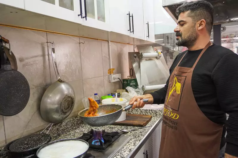 Er selbst steht in der Küche, zudem beschäftig Vedat Gündüz weitere Mitarbeiter.