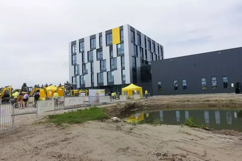 2016 wurde auf dem mehr als zehn Hektar großen Areal in Reichertshofen neben der bestehenden Produktion ein neues, vierstöckiges Verwaltungsgebäude errichtet.
