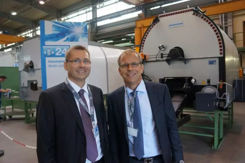Stefan und Jürgen Wirtgen, die geschäftsführenden
Gesellschafter der Wirtgen Group.
Im Rahmen der Pressekonferenz nannten
die Brüder das Ziel, bis 2020 den Umsatz im
Geschäftsbereich Mineral Technologies zu
verdoppeln.
