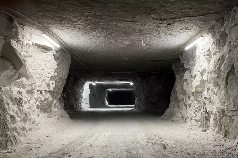 Wie ein großes Labyrinth durchziehen unzählige Gänge die Abbaustätte – sechs Meter breit und vier Meter hoch sind die unterirdischen Wege.
