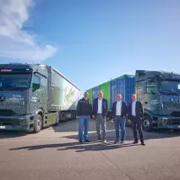 Von links: Steffen Maier, Mercedes-Benz Trucks; Sascha Hähnke, Geschäftsführer Remondis Sustainable Services GmbH; Manfred Klump, Mercedes-Benz Trucks; Michael Starke, Geschäftsführer Rhenus Trucking GmbH & Co. KG.
