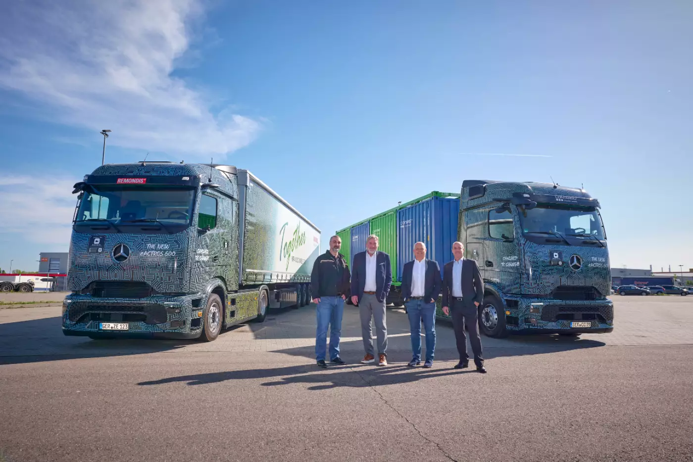 Von links: Steffen Maier, Mercedes-Benz Trucks; Sascha Hähnke, Geschäftsführer Remondis Sustainable Services GmbH; Manfred Klump, Mercedes-Benz Trucks; Michael Starke, Geschäftsführer Rhenus Trucking GmbH & Co. KG.
