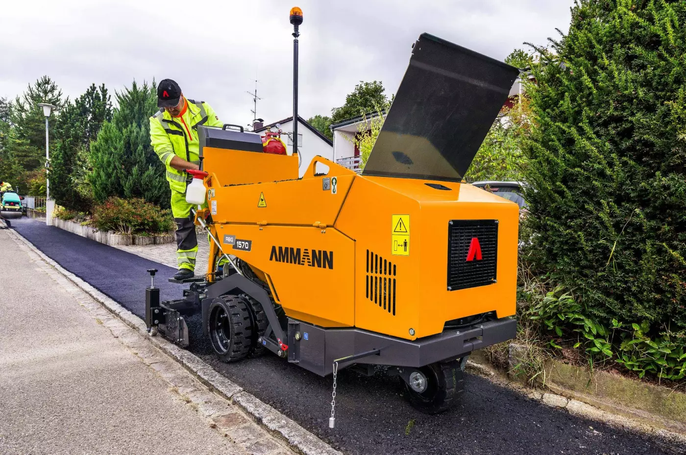 Minifertiger ABG 1570 und vollelektrische Tandemwalze eARX 26-2 sind ein Dream-Team im Einsatz.
