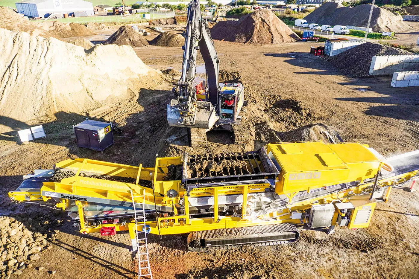 Seit September 2025 ist die 3-talc bei Vils Entreprenørforretning A/S in Dänemark im Einsatz und überzeugt dort laut Anwender insbesondere durch ihre hohe Leistung und Aufbereitungsqualität. Auf der IFAT zeigt Backers die Maschine als Beispiel für mobile Technik, mit der sich Materialien direkt auf der Baustelle aufbereiten und wiederverwenden lassen. Quelle: Backers
