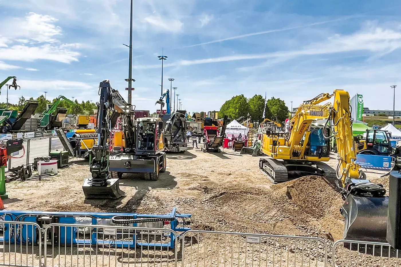 Volle Hallen und optimistische Aussteller kennzeichneten die IFAT Munich 2026. Auf dem Freigelände herrschte kein Hochglanz. Hier wurde die Technik nicht nur ausgestellt, sondern im Praxiseinsatz gezeigt. Quelle: Treffpunkt.Bau