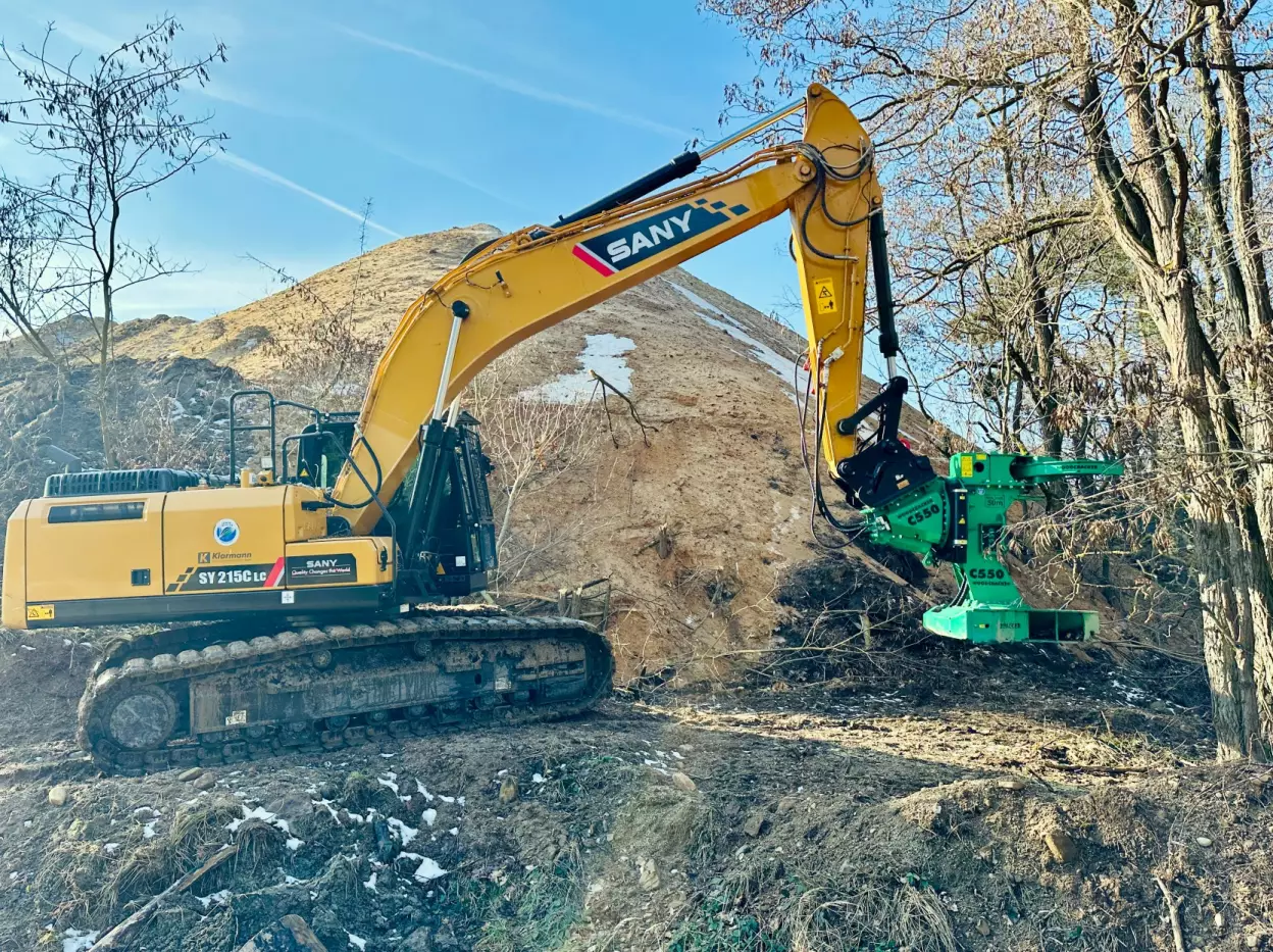 Der SANY 215C bei der Arbeit mit der Fällschere von Westtech. Ganze Bäume bis 60cm Durchmesser schneidet er mühelos in einem Stück.
