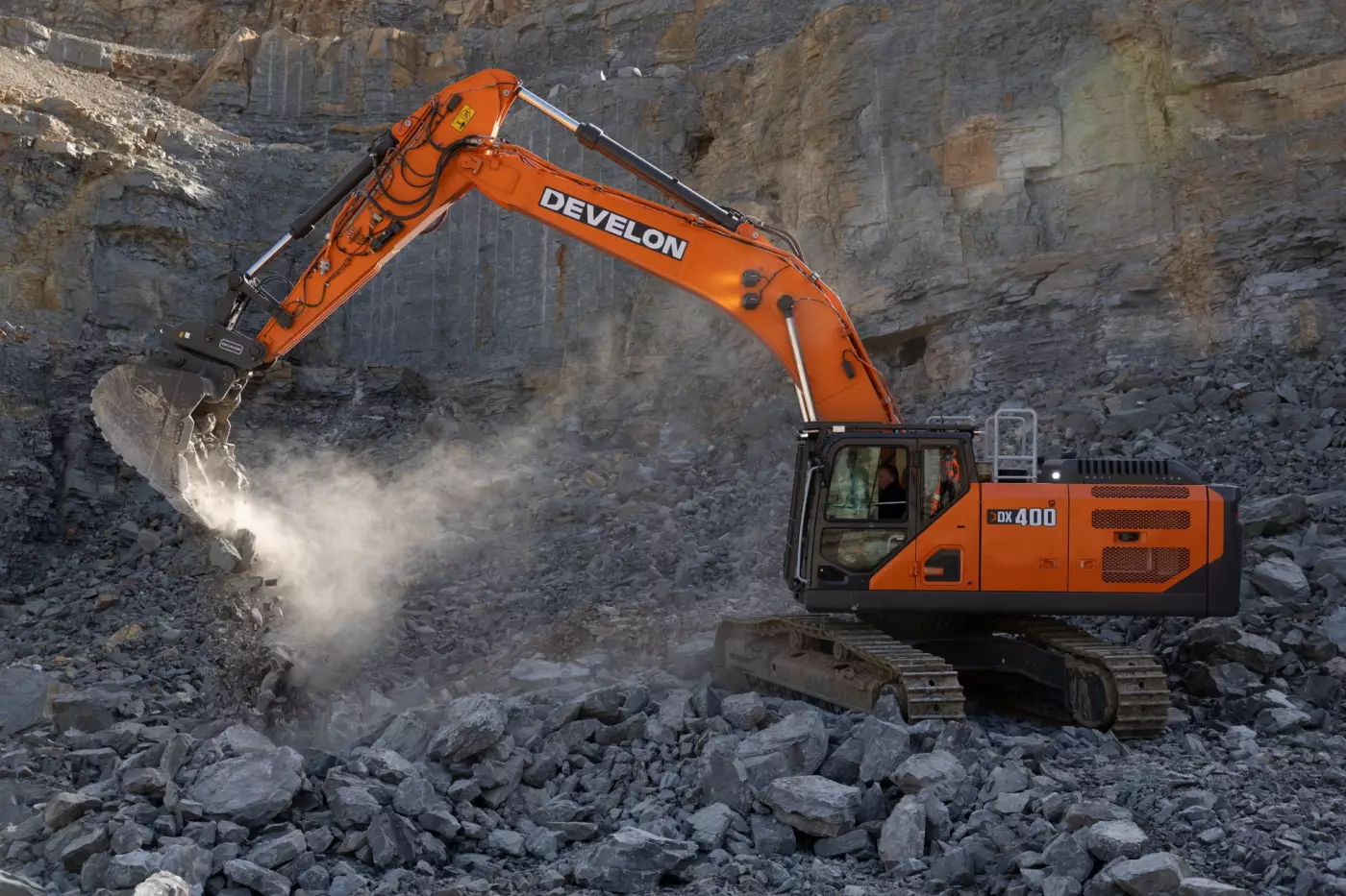 Eigenentwicklung: Der Develon DX08V-Motor ersetzt den bisherigen Scania-Motor und sorgt für eine Leistung von 227 kW/304 PS (DX360LC-9) und 254 kW/341 PS (DX400HD-9).