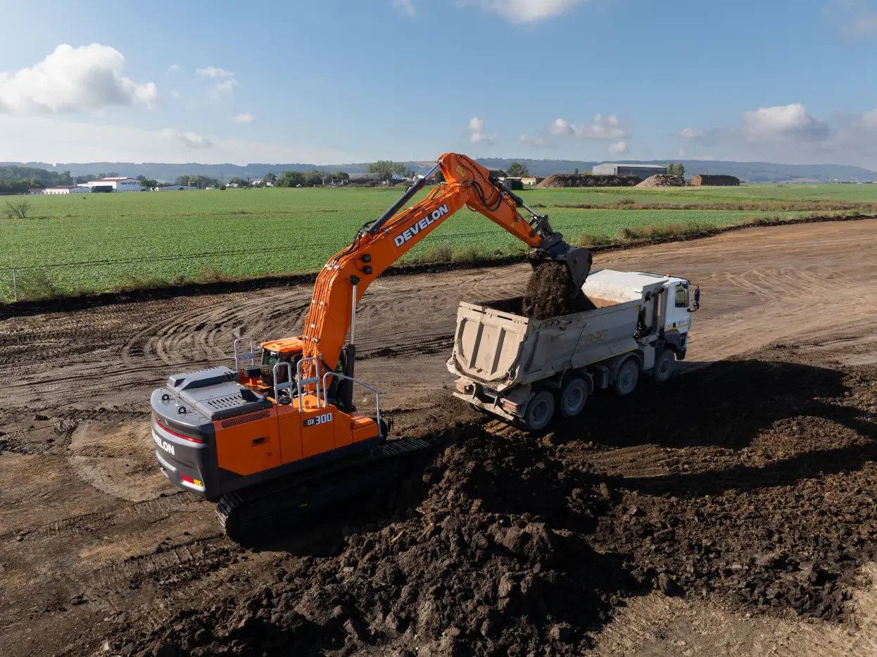 Mit seinem Smart Around View Monitor (SAVM)-Kamerasystem und Personenerkennungssystem,
DEVELON E-Stop und der Möglichkeit, virtuelle Wände zu ziehen, minimiert der DX300LC-9 Unfallgefahren auf Baustellen.
