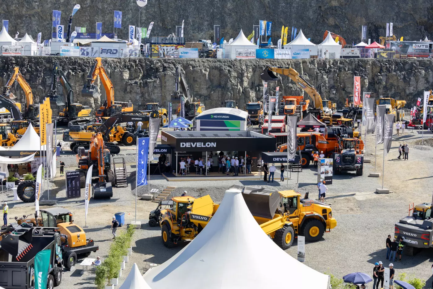 Einladendes Standkonzept: 2023 hat DEVELON erstmals an der steinexpo teilgenommen. Die Vertriebler und viele Kunden sowie Interessenten fiebern dem diesjährigen Messe-Auftritt entgegen. 
