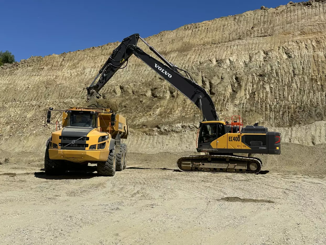 Der Volvo EC400 Hybrid und der A40-Dumper agieren bei Clariant im Bentonitabbau als eingespieltes Team.
