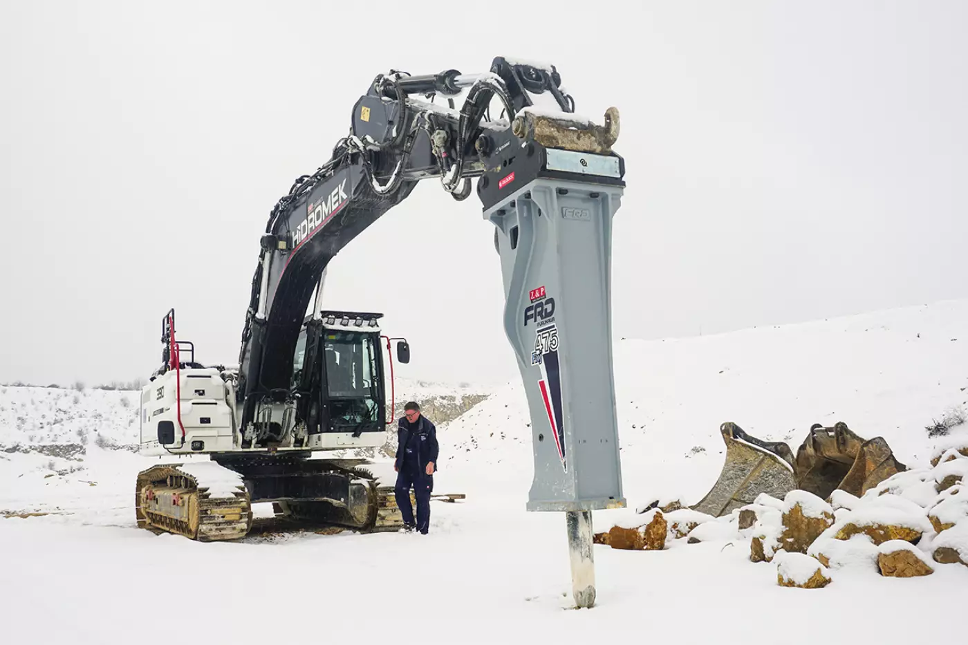 Die E. Rathei GmbH arbeitet im Jura-Kalkstein, einem zähen Material, das sich nicht in allen Bereichen allein mit dem Bagger lösen lässt. Deswegen und aufgrund positiver Erfahrungen aus der Vergangenheit mit weiteren Anbaugeräten des Herstellers setzt Rathei erneut auf einen Hydraulikhammer von FRD. Quelle: Treffpunkt.Bau