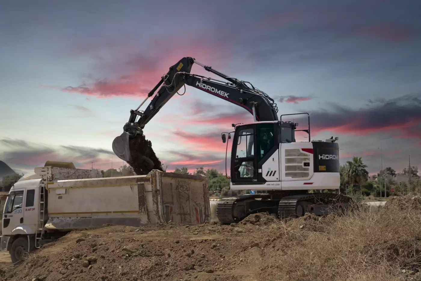 Hidromek präsentiert auf der CONEXPO-CON/AGG 2026 in Las Vegas neun Maschinen aus den Produktbereichen Baggerlader, Raupenbagger und Radlader. Gezeigt werden unter anderem die Baggerlader HMK 62 SS sowie HMK 102 B Alpha und Canopy, mehrere Raupenbagger der H4-Serie von HMK 145 LC SR bis HMK 360 LC und der schwere Radlader HMK 635 WL.