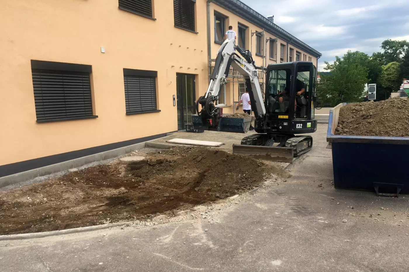 Dank RotoTop ist das Arbeiten bis ganz dicht an Wände und Gebäude heran kein Problem, sodass Handarbeit wegfällt.