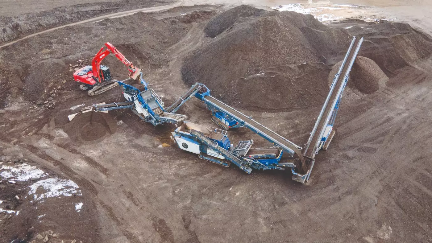 Der Kleemann Anlagenzug besteht hier aus der Grobstücksiebanlage MOBISCREEN MSS 502 EVO, dem Prallbrecher MOBIREX MR 100 NEO und zwei MOBIBELT Haldenbändern.
