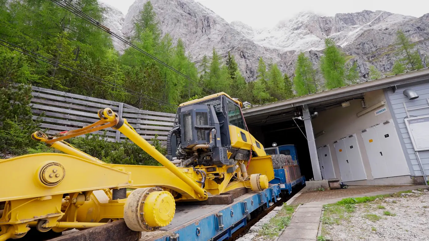 Präzisionsarbeit für die Monteure von Kiesel und den Werkstattleiter im Skigebiet Zugspitze.