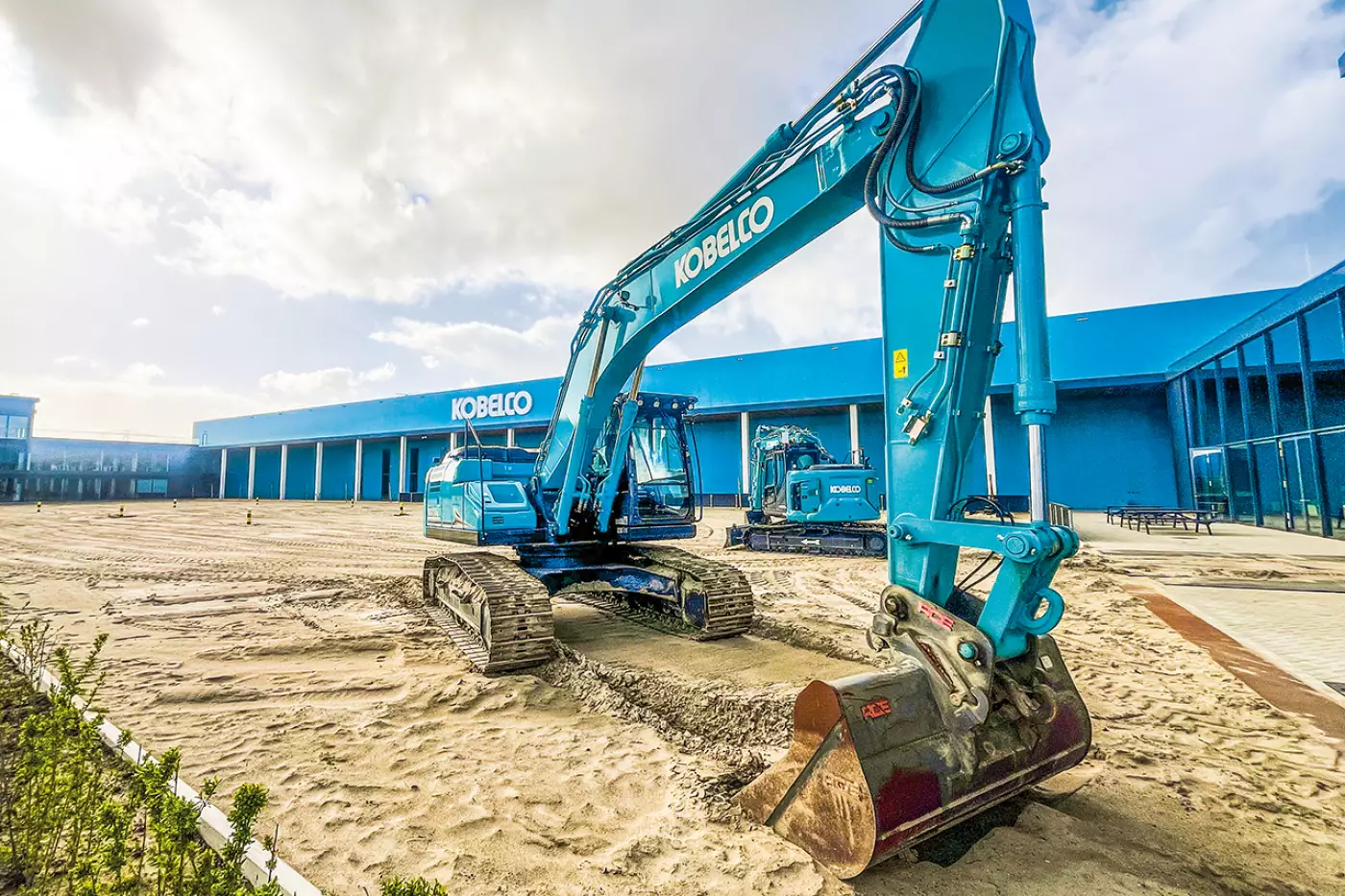 Die neue Kobelco Europazentrale in Lelystad umfasst auch einen 3.500 m² großen und 5 m tiefen Vorführbereich, der praxisnahe Maschinentests ermöglicht. Quelle: Treffpunkt.Bau
