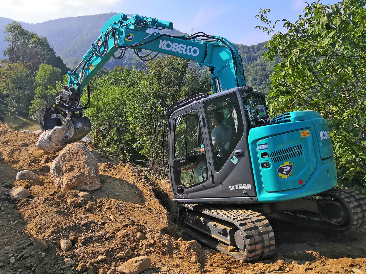 Mit dem SK75SR-7 Side Drain präsentiert Kobelco auf der GaLaBau einen Offset-Bagger, der bei besonderen Aufgaben Vorteile bietet.