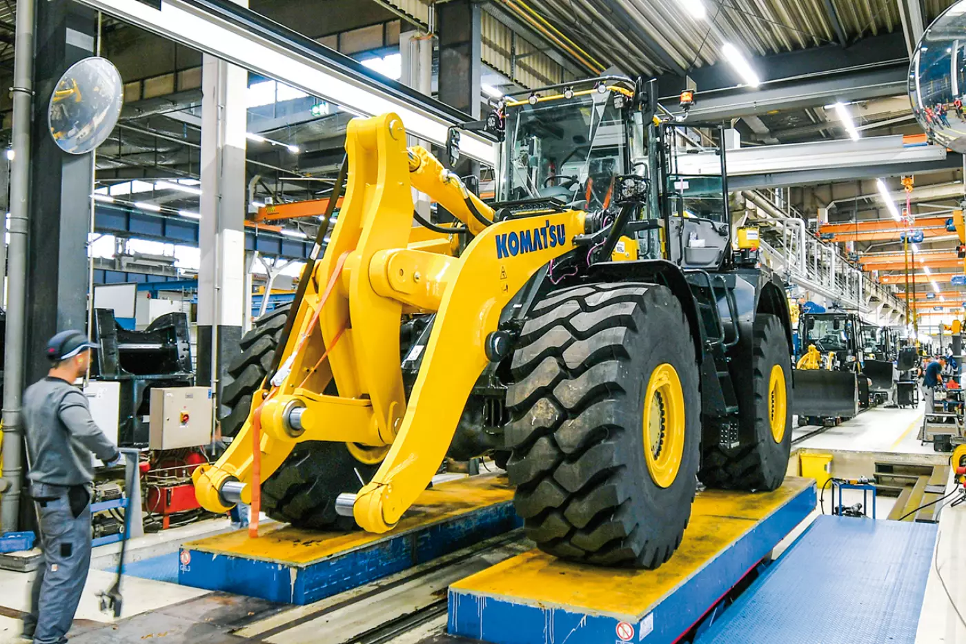 Radlader vom kompakten 5-Tonner bis zum 35 t schweren WA500 werden in Hannover gefertigt. 40 % der am Standort produzierten Maschinen verbleiben im deutschen Markt, was die Bedeutung des Heimatmarktes unterstreicht. Quelle: Treffpunkt.Bau