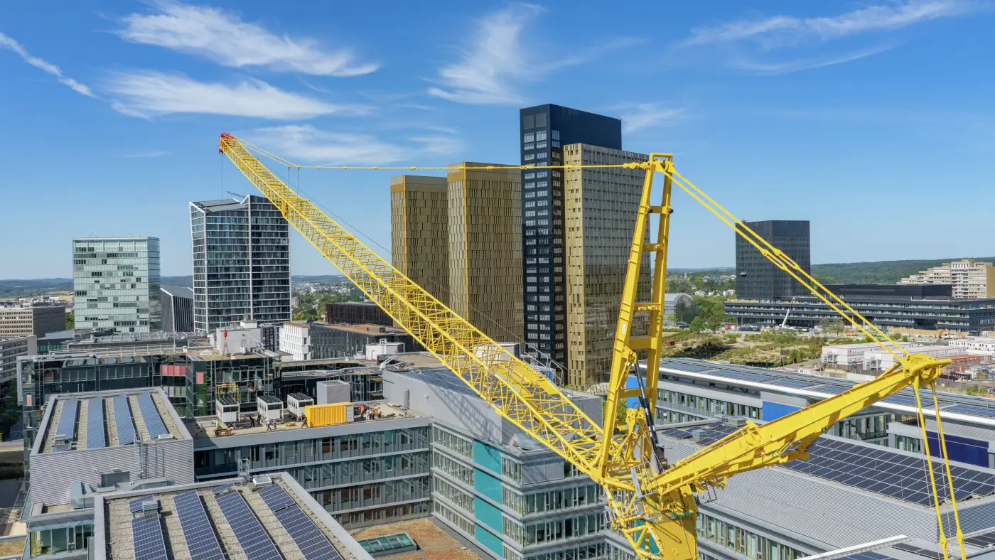 104 Meter Ausladung: Über die Dächer des Parlaments hinweg werden die bis zu fünf Tonnen schweren Anlagenkomponenten eingehoben. 