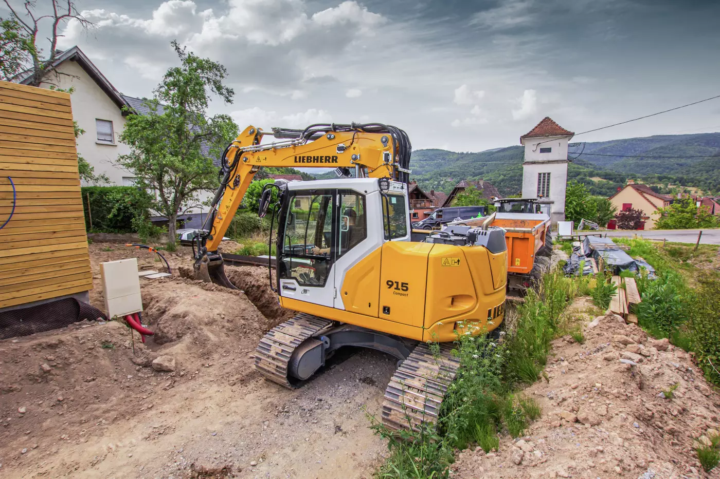 Die neuen R 915 Compact G8, R 917 Compact G8 und R 920 Compact G8 sind für den Einsatz unter schwierigen Umgebungsbedingungen gebaut, vor allem im städtischen Bereich und auf Baustellen, wo wenig Platz vorherrscht. 

