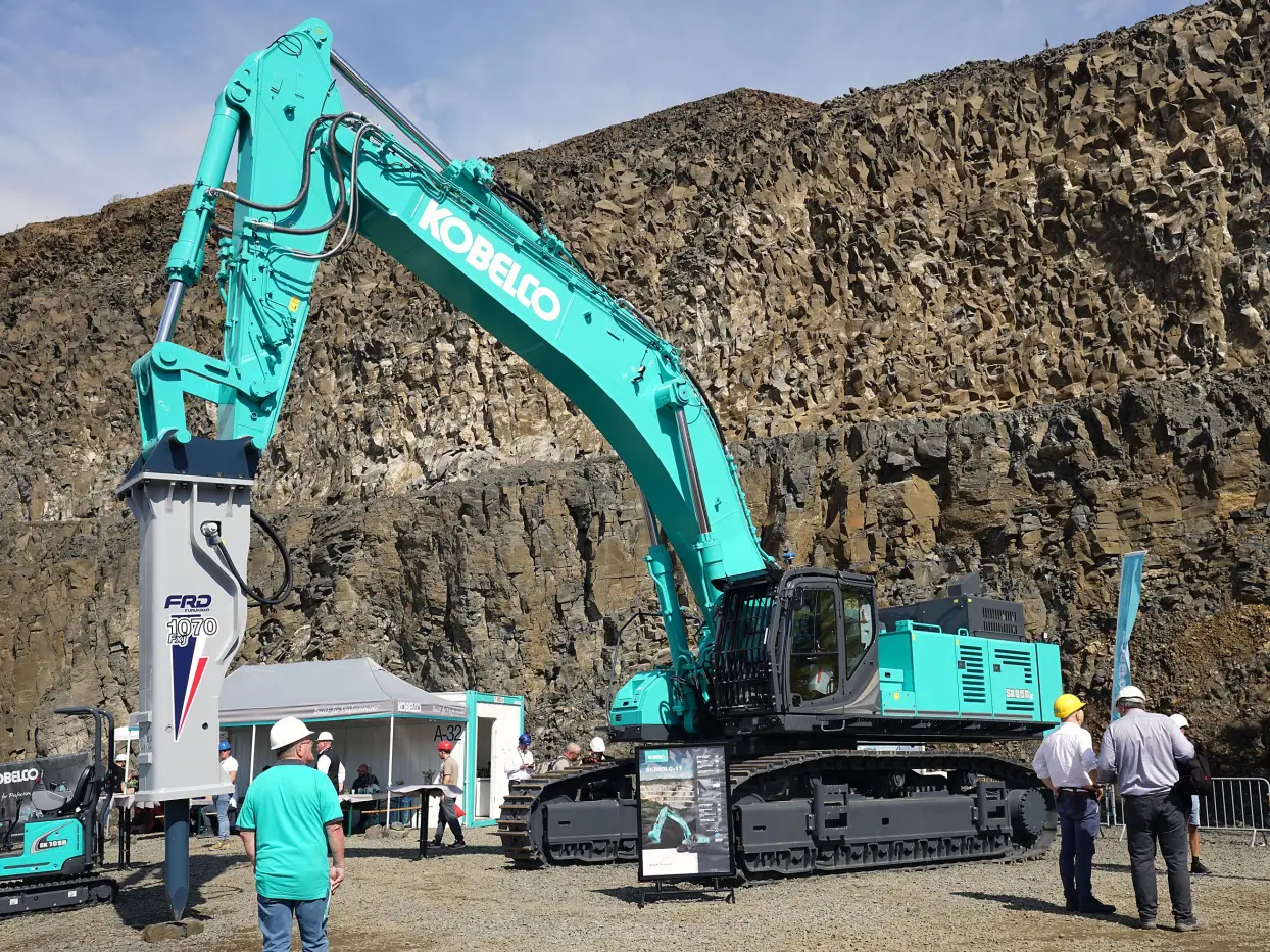 Echte Power: Der Kobelco SK850LC-11 war im Messe-Steinbruch auf ureigenem Terrain.