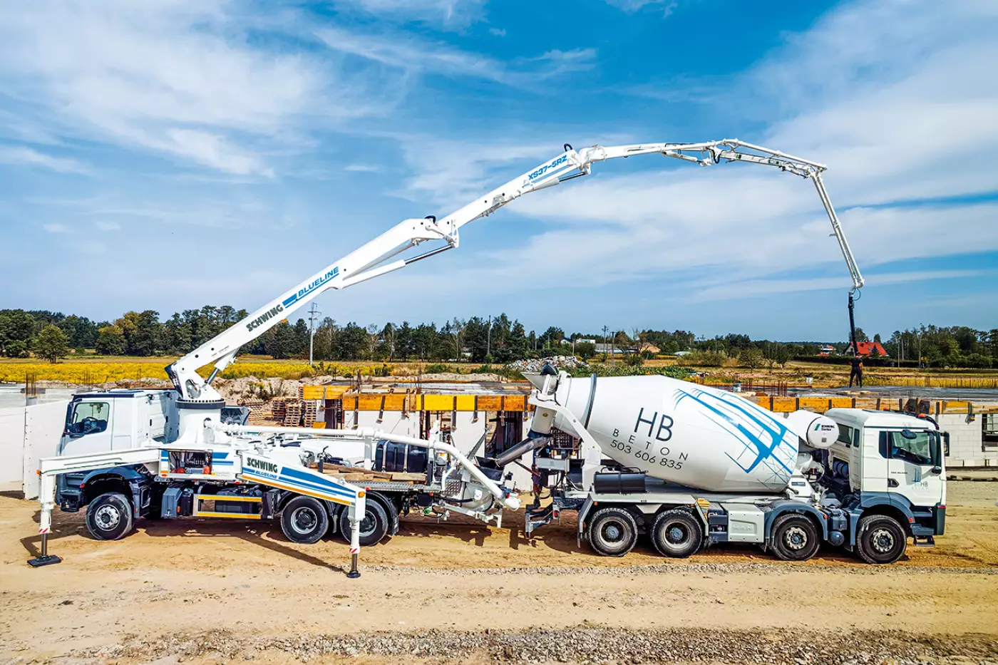 Den Auftakt der neuen Blueline-Baureihe von Schwing bildet die XS37-5RZ – eine 37-Meter-Autobetonpumpe, die speziell auf die Anforderungen typischer Baustellenanwendungen im Hoch- und Ingenieurbau zugeschnitten wurde. Quelle: Schwing