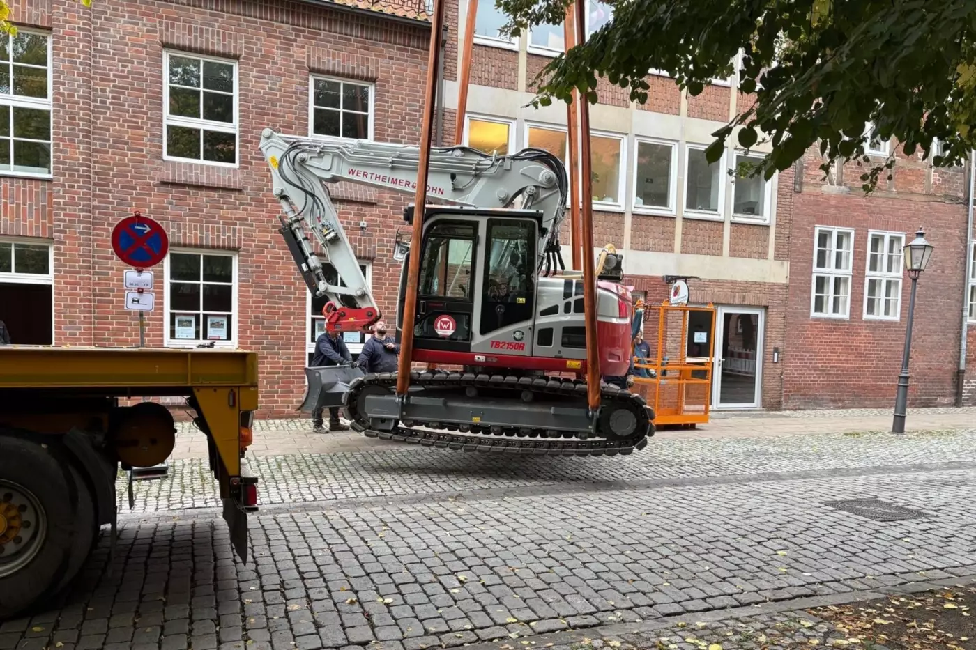 Der 16 t Takeuchi Bagger beim Start zu seinem Einsatzort.