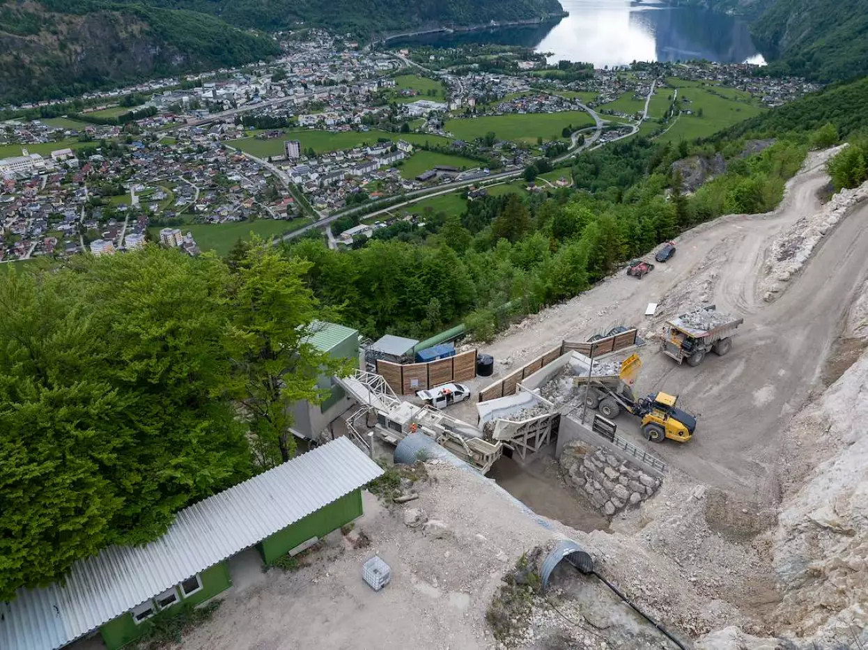 Aus der Luft ist die Nähe der Brecheranlage zum Dorf gut erkennbar – die Lärmschutzwände und Staubbindeanlage schützen die Anwohner-
