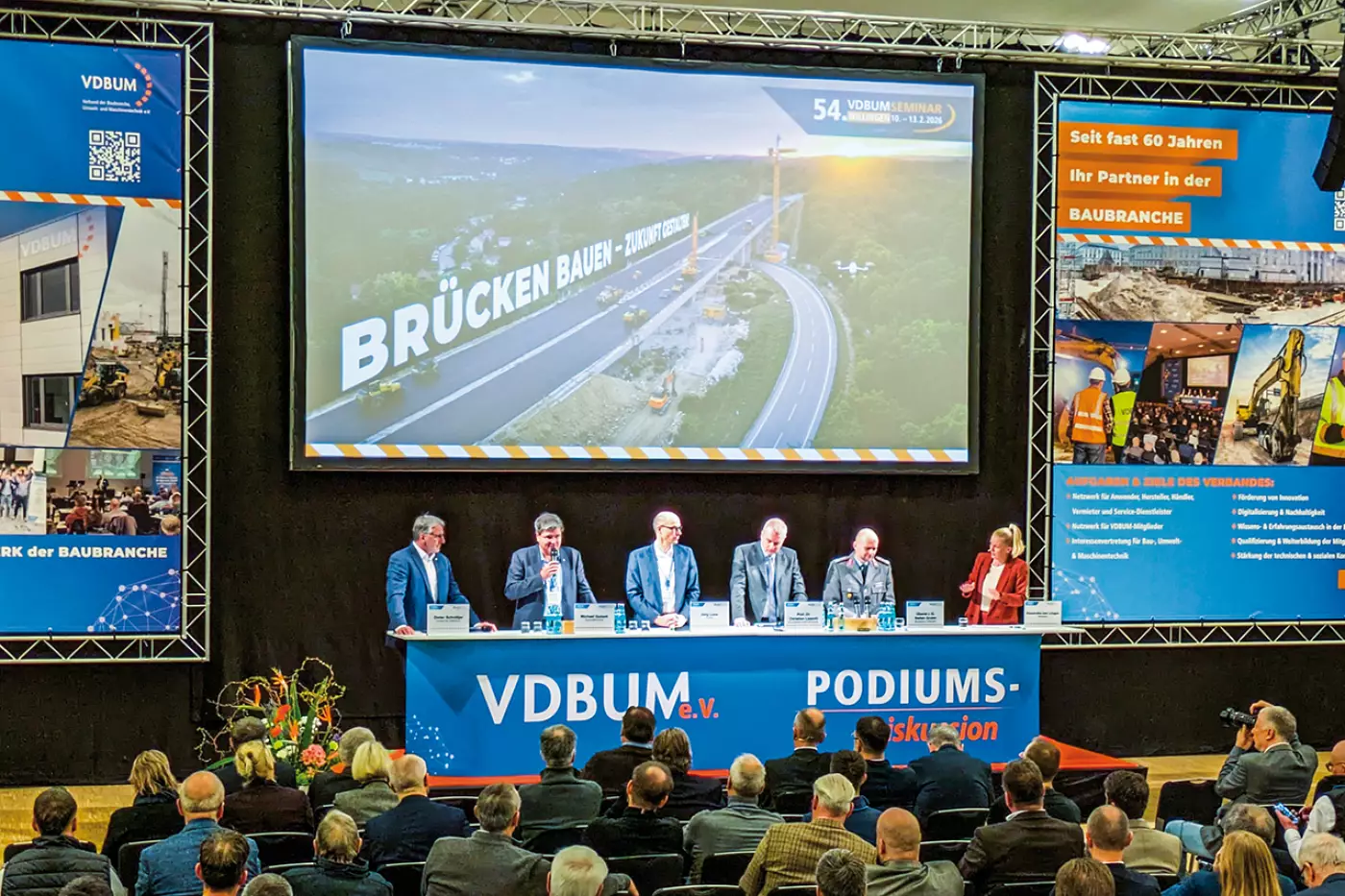 Einigkeit auf dem Podium: Die Akteure der Branche haben sich auf die anstehenden Bauaufgaben vorbereitet. Nun ist die Politik am Zuge. Quelle: Treffpunkt.Bau
