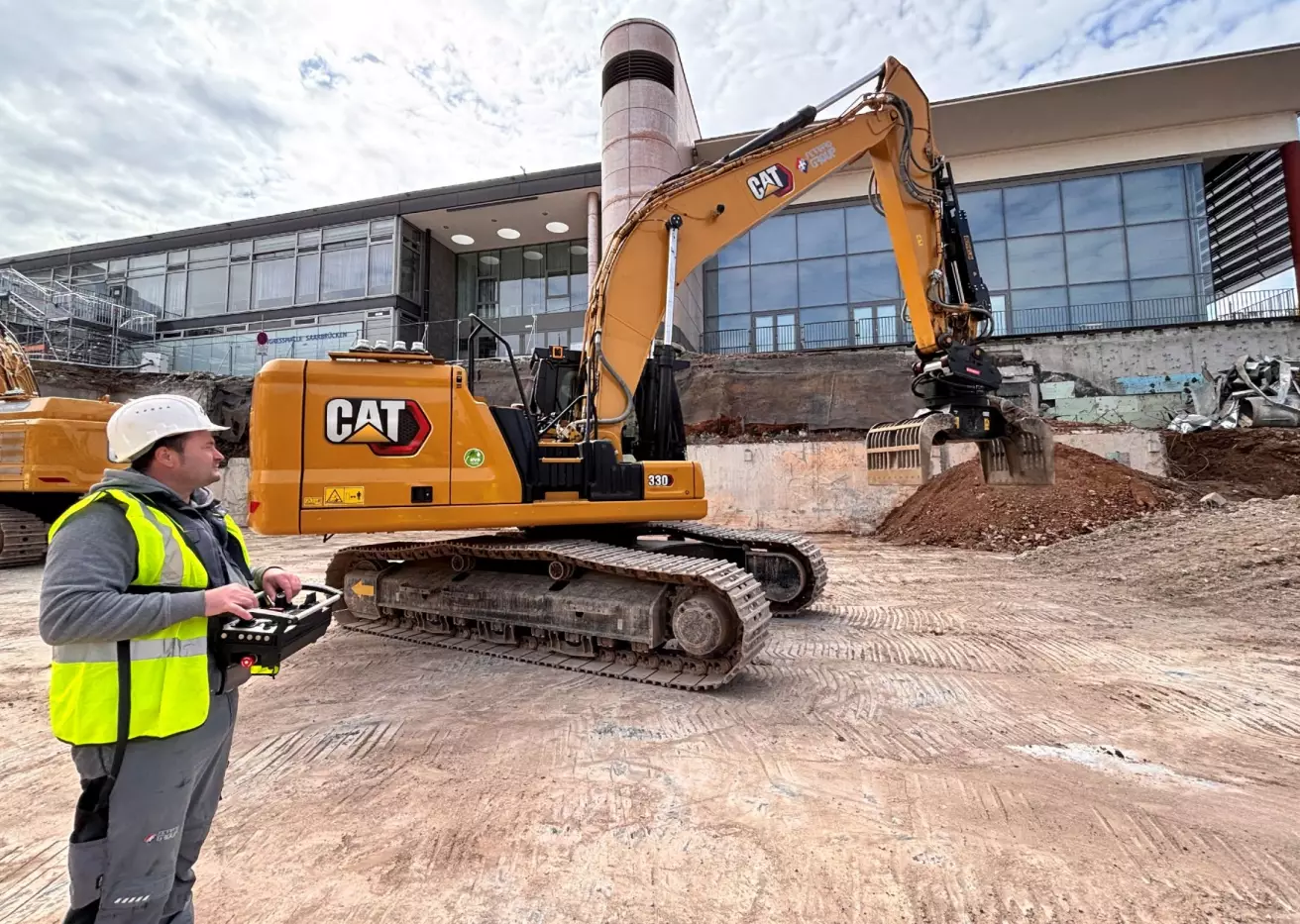 Fahrer Iulian Chirila bewegt den Cat 330 mit einer Steuerkonsole.