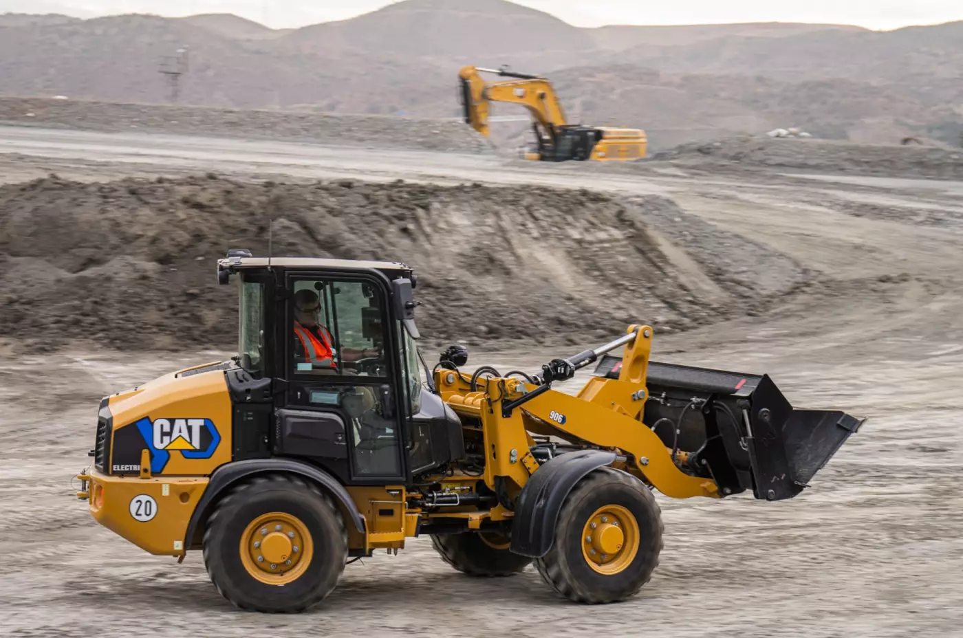 Mit dem Cat 906 Electric zeigt Zeppelin einen batterieelektrischen Radlader für Einsätze in emissionssensiblen Bereichen. 