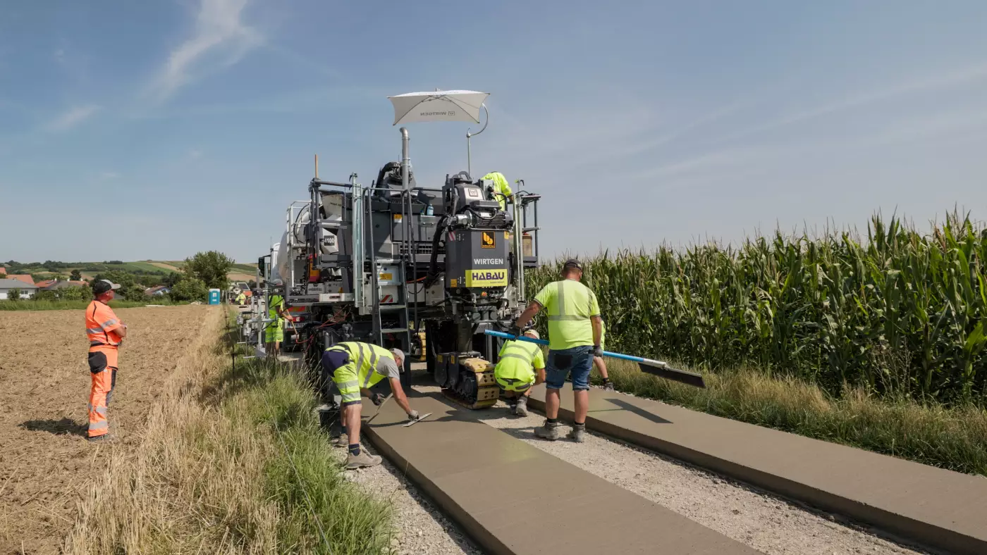 Der kompakte Gleitschalungsfertiger SP 33 ermöglicht den präzisen Einbau verschiedener Profile, wie zum Beispiel Spurbahnprofilen. 