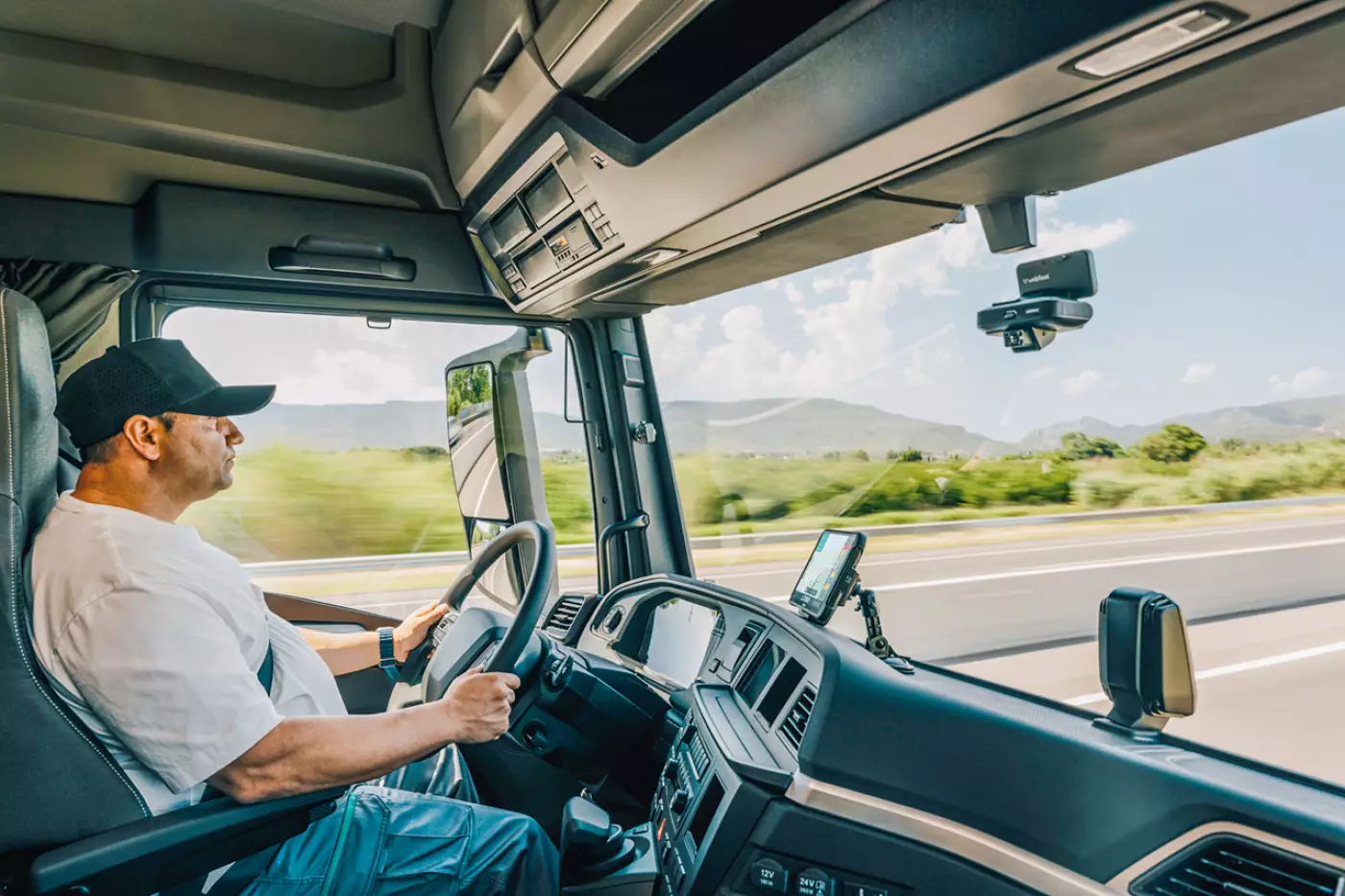 Bei „Webfleet Video“ soll KI sicherheitsrelevante Ereignisse erkennen, ohne die Kamera zur permanenten Fahrerüberwachung zu machen. Konfigurierbare Einstellungen für Aufnahmen und Zugriffe sollen dabei die Privatsphäre der Fahrerinnen und Fahrer schützen. Foto: Webfleet