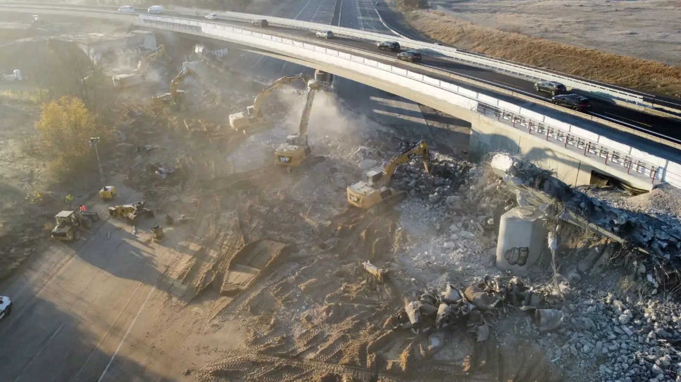 Das sechs Meter hohe Bestandsbauwerk aus dem Jahr 1967 mit einer Länge von 138 Me-tern musste weichen.
