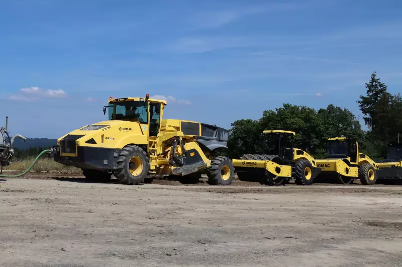 Im Rahmen einer Kundenveranstaltung zeigte BOMAG die gesamte Prozesskette der Bodenstabilisierung live im Einsatz. Beginnend mit dem BOMAG Recycler/Stabilisierer RS 460, der flüssiges Additiv (Wasser mit Claycrete) exakt dosiert in den Boden einbrachte, verdichteten nachfolgend Walzenzug mit Stampffußbandage (BW 211 DH-5), ein Walzenzug mit Glattbandage (BW 219 BVC-5) sowie eine Gummiradwalze (BW 28 RH) den Boden.